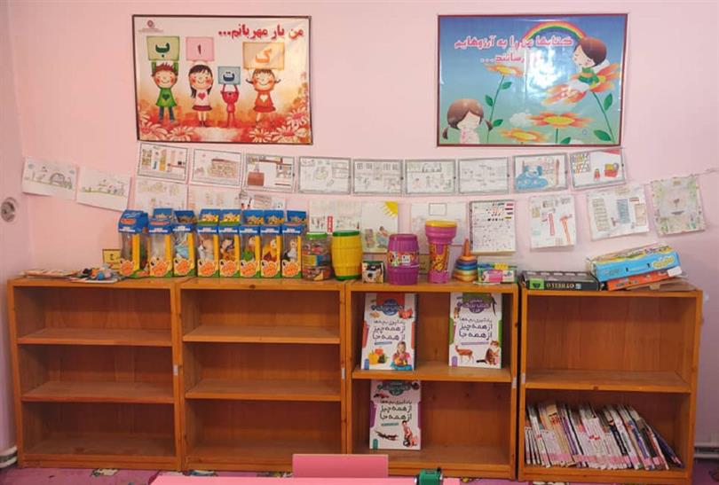نمایی از بخش کودک با اسباب بازیها وکتب مرجع کودکان
