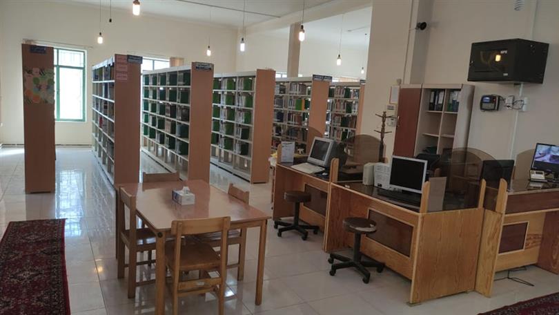 نمایی کلی از مخزن و میز کتابدار